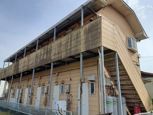 外壁の汚れが目立つアパート